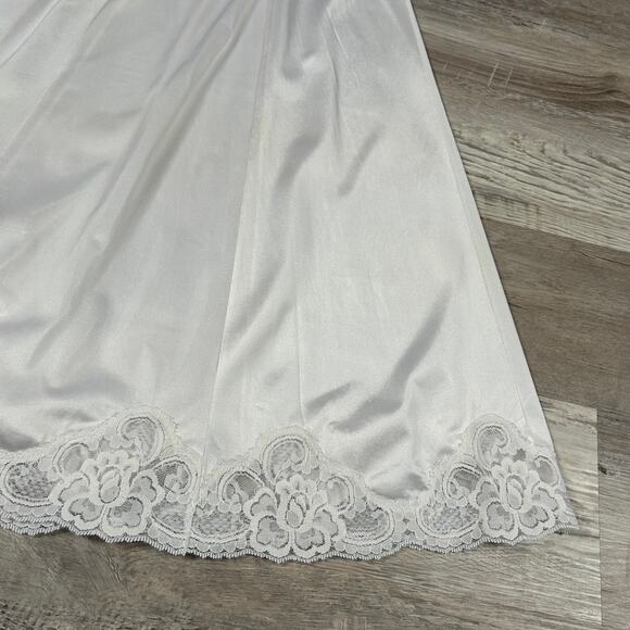 Vintage White Nylon Half Slip Skirt Floral Lace Hem Coquette 50s Lingerie - Picture 2 of 7